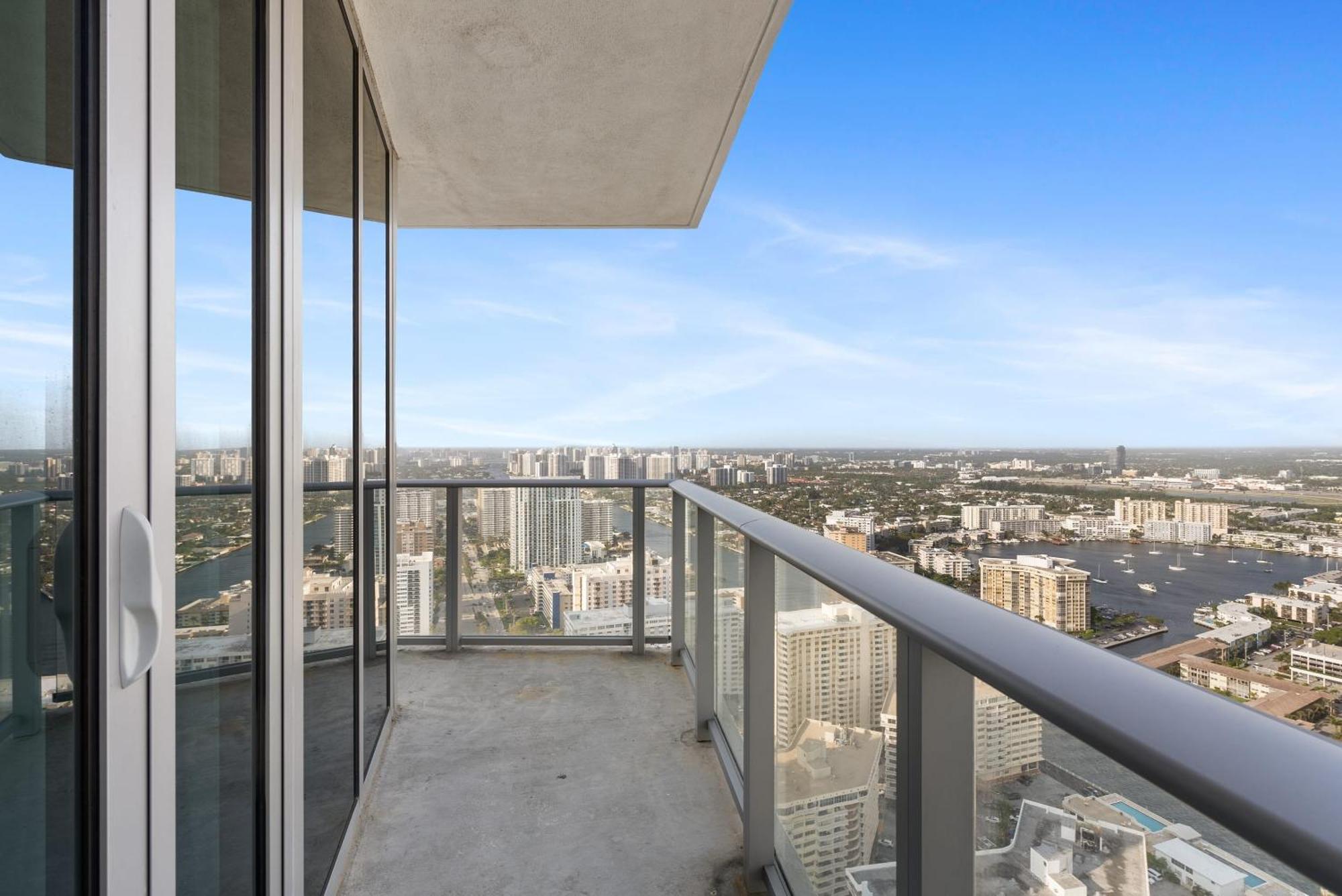 הוליווד High Floor Corner 2 Bdr At Lyfe Resort מראה חיצוני תמונה