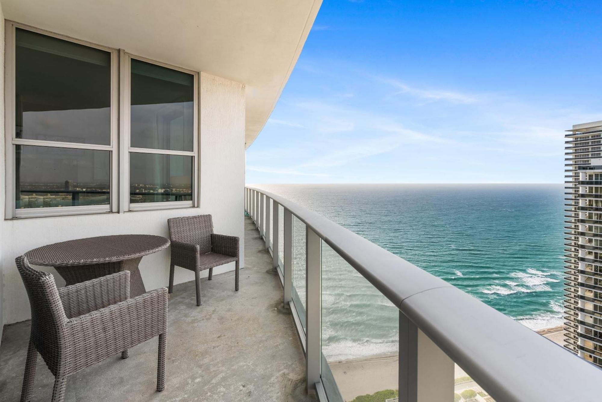 הוליווד High Floor Corner 2 Bdr At Lyfe Resort מראה חיצוני תמונה